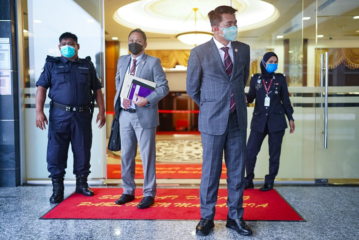 Hujan lebat di luar bangunan Parlimen. Be safe, stay safe.