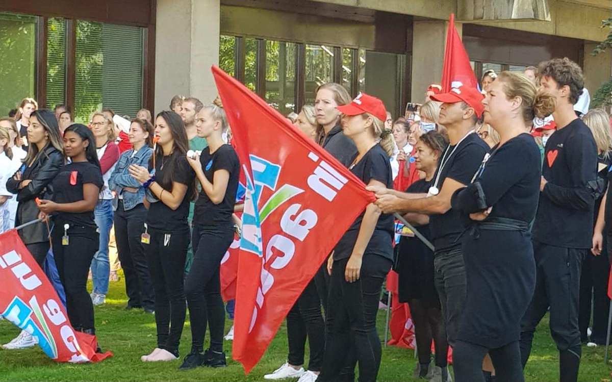 De zorg staat altijd voor ons klaar, maar door de hoge werkdruk lopen veel medewerkers op hun laatste benen. 

De PvdA staat daarom vierkant achter de boodschap op het #lawaaiprotest bij het AMC vandaag: de zorg verdient meer dan applaus en een fooi. Actie! ✊🏽 🌹#pvda020
