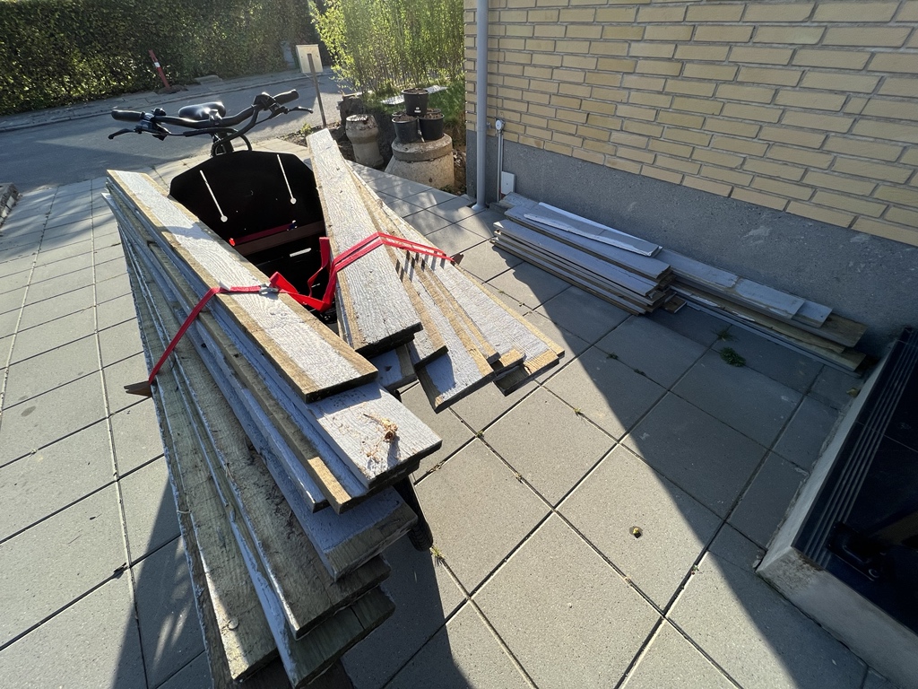 tobiasdm's tweet photo. @ALacousse @larryvsharry Two loads of wood from a friendly neighborhood citizen for reuse for some improvements to our loft ♻️ https://t.co/ZGYurk7fLM