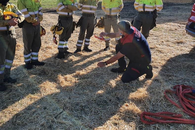 naturalezacyl's tweet photo. 🌾 El #helimulching es una técnica efectiva para reducir la pérdida de suelo por #erosión derivada de un incendio forestal #IIFF, que consiste en la aplicación de un 𝘮𝘶𝘭𝘤𝘩 o mantillo de restos vegetales sobre el suelo afectado por las llamas. https://t.co/XMKYDP5zhb