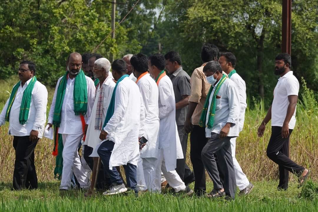 bandisanjay_bjp's tweet photo. దేశ ఆహార భద్రతలో మహిళా రైతులు, కూలీలు కీలక భూమిక పోషిస్తున్నారు. పాదయాత్రలో భాగంగా పాపన్నపేటలో వరి పొలంలో కలుపుతీస్తున్న మహిళామణులతో మాట్లాడి వారి సమస్యలు తెలుసుకున్నాను.
#PrajaSangramaYatra https://t.co/2gfFiXVSno