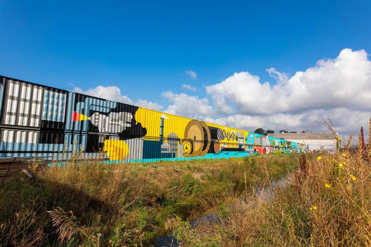 Delft is een kleurrijk kunstwerk rijker🎨 De groene containers langs het spoor zijn voorzien van #streetart🚆 Het werk vertelt het verhaal over #Schieoevers en #Delft – de historie en toekomst, die door #innovatie aan elkaar verbonden zijn💛💙

Lees meer⤵
delft.nl/nieuws/kleurri…