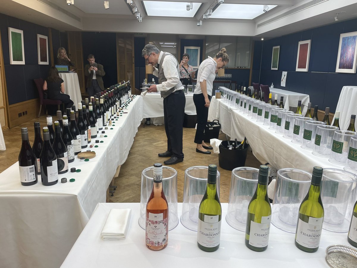 Thank you so much to #team <a href="/nzwineeurope/">New Zealand Wine Europe</a> <a href="/CPStroud/">Chris Stroud</a> #Sarah #Sarah for fabulous #organic event at @67pallmall today 
<a href="/mrvinosaurus/">David Kermode</a> peeping out there too 😉 
<a href="/GreystoneWines/">Greystone Wines</a>