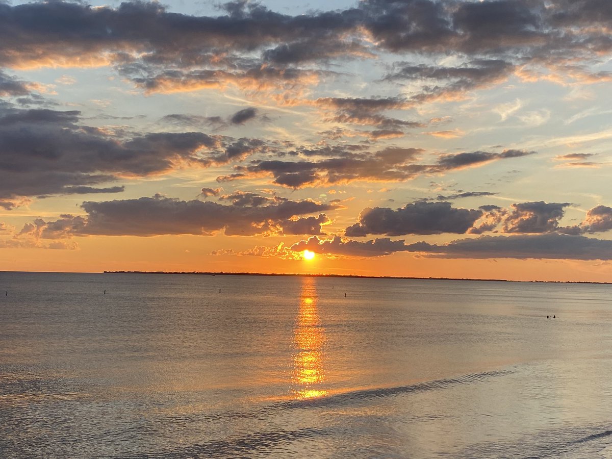 Karseym's tweet photo. Sunset at my happy place. #girlstrip2021 https://t.co/fKwBcBV7IL
