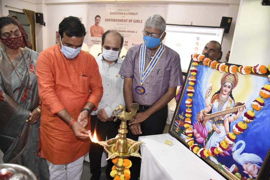 लखनऊ में एसo आरo ग्रुप ऑफ इंस्टिट्यूशन एवं <a href="/Rotary/">Rotary International</a> के संयुक्त तत्वावधान में आयोजित "नारी सशक्तिकरण" कार्यक्रम में मुख्य अतिथि के रूप में शामिल होकर छात्र - छात्राओं से संवाद किया।