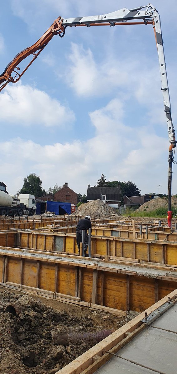 Het is nog mooi weer met de stort van de  funderingen bij de 22 appartementen Boxmeer