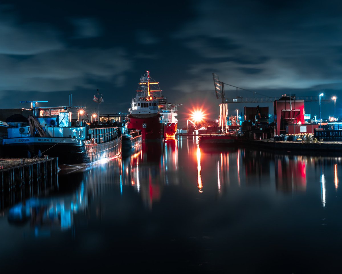 remyh_photos's tweet photo. Reflections at night, slow shutter. 💡🌜
I really like to come back to this spot once in a while. 
_______

#PhotoOfTheDay #photography #streetphotography #syonya7III #streetphoto #urbanphotography #streetsineurope #photo #subshooterz https://t.co/HD4C7JZdnf