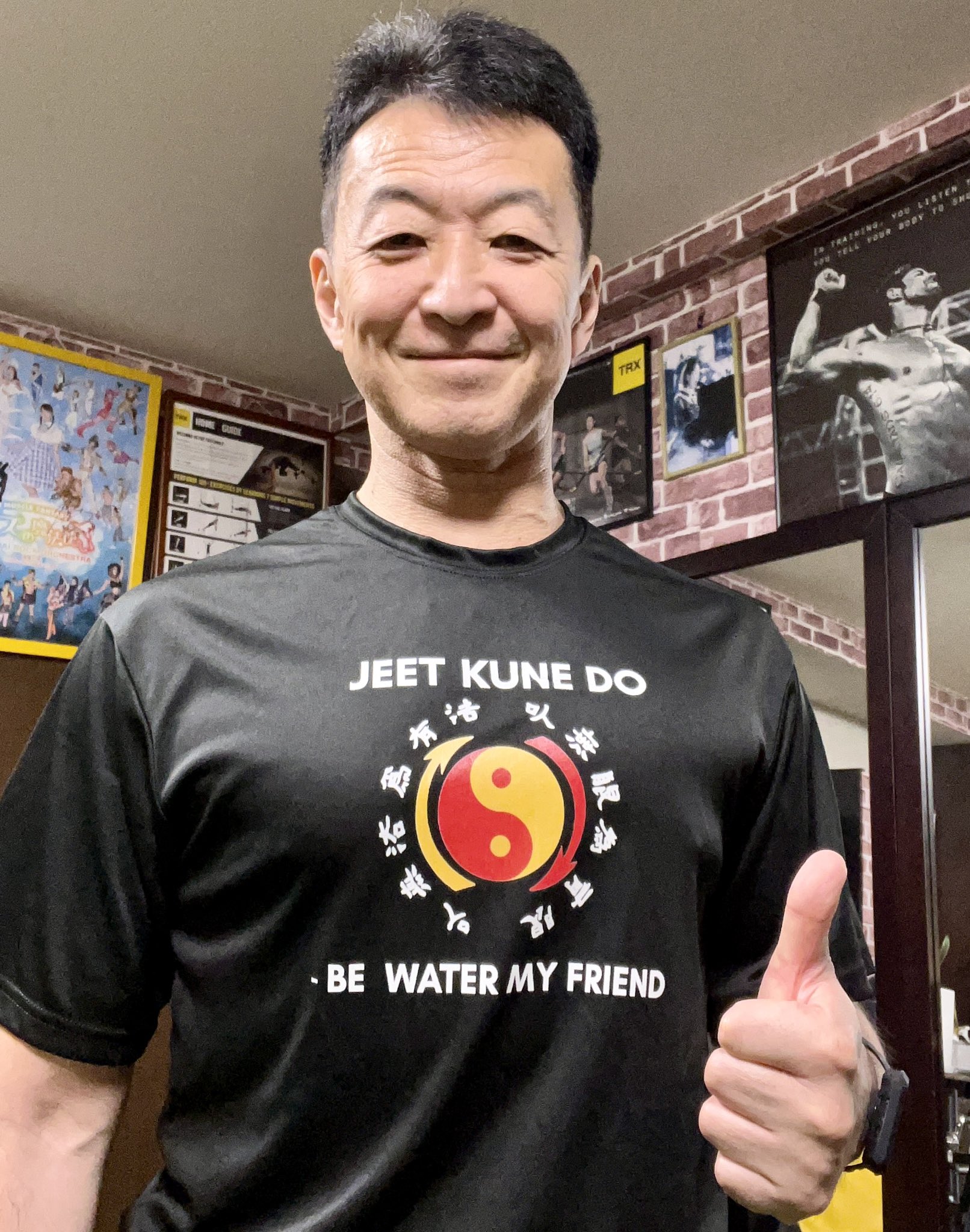 岩沢陽介 アメリカにオーダーしていたtシャツが届きました Be Water My Friend ブルース リーの有名なセリフです 水のように本質は変わる事なく しかし柔軟に形を変え どこにでも入り込み 時には石をも砕く強さを持つそんな存在でいたいと心から