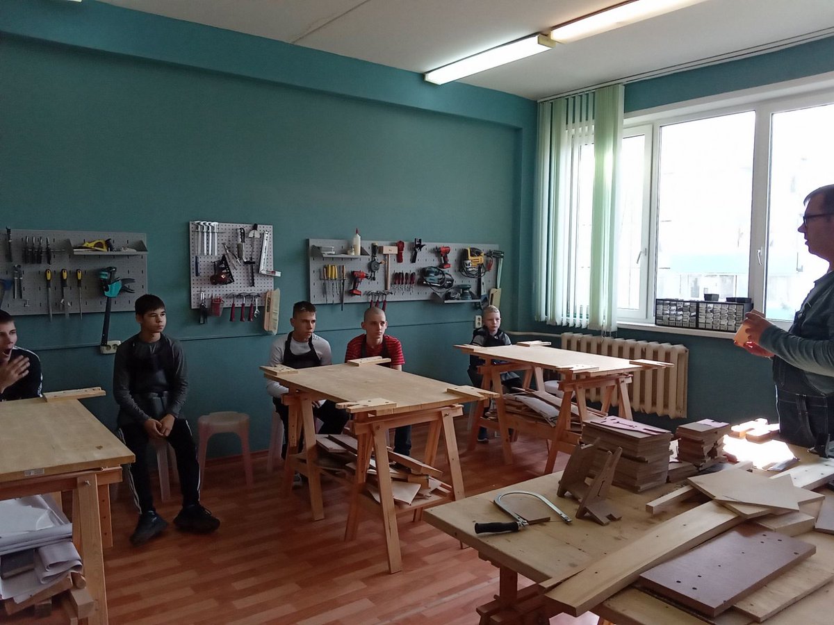 Дети ГКУ СО ЦП ДОПР СОЗВЕЗДИЕ приняли участие в работе творческих мастерских "DIV-АКАДЕМИЯ", где в швейной и столярной мастерских под руководством педагогов МБОУ ДО "Диалог" изготовили поделки для ветеранов в день пожилого человека