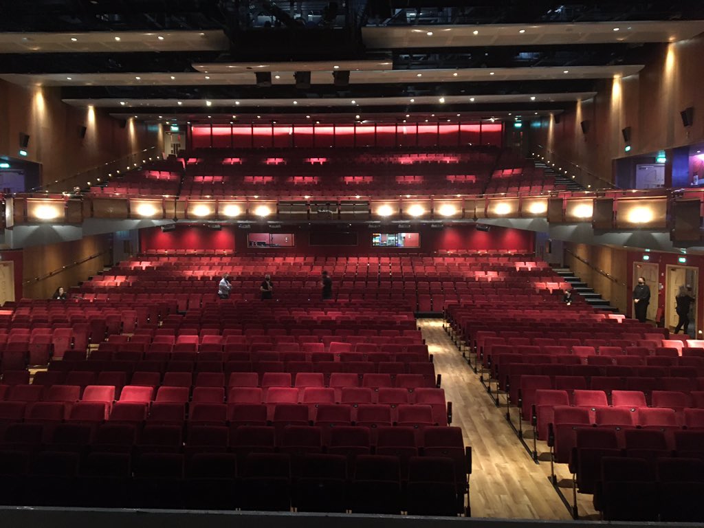 themiltonjones's tweet photo. Half way through show in Southend still no-one here. Turns out we don’t start to 7.30 https://t.co/LZRbWnsAEw