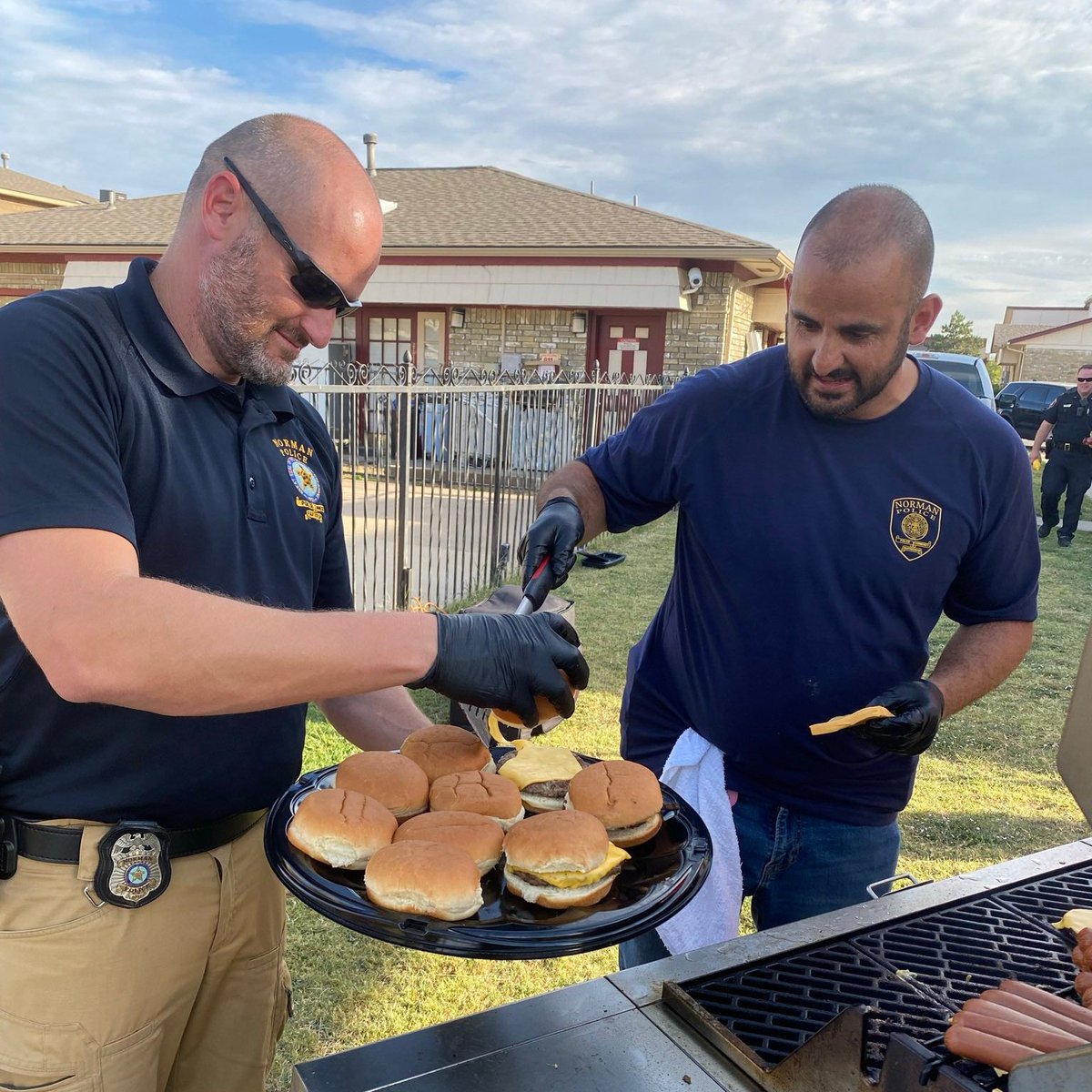 normanokpd's tweet photo. It was the perfect evening for a community cookout at the Ashton Place Apartments.
Officers enjoyed the opportunity to interact with residents of all ages! #NPDCommunity https://t.co/i3OU11NcSS