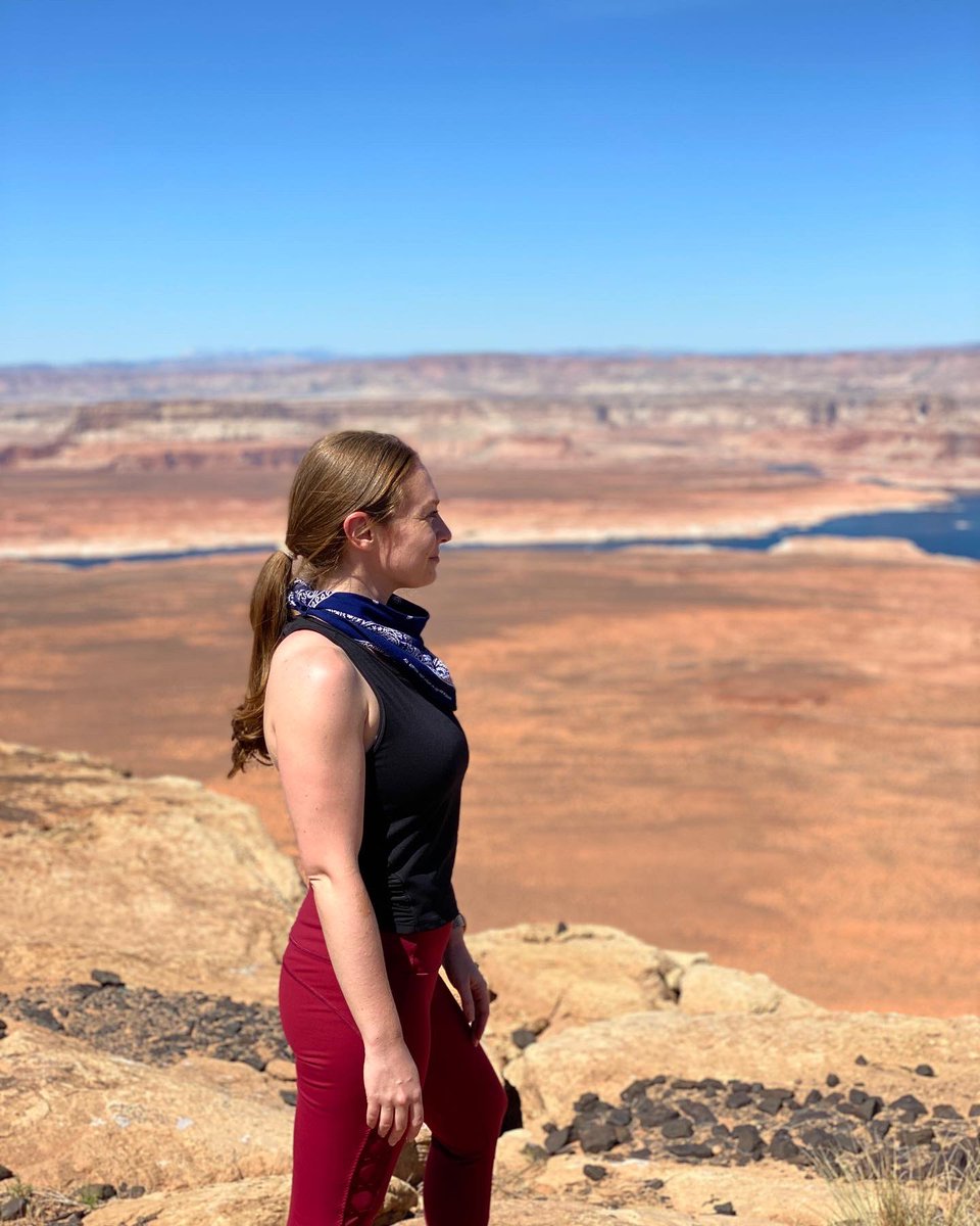 allysonberger's tweet photo. I had the absolute BEST TIME on my first helicopter ride with @flygcsa @iflypapillon! 🚁
We soared over #HorseshoeBend, #LakePowell, #GlenCanyonDam & LANDED on #TowerButte!! 🏜
I could not have asked for a better way to experience this unbelievable landscape! 😍
#iflypapillon https://t.co/rPn3QgIGlb