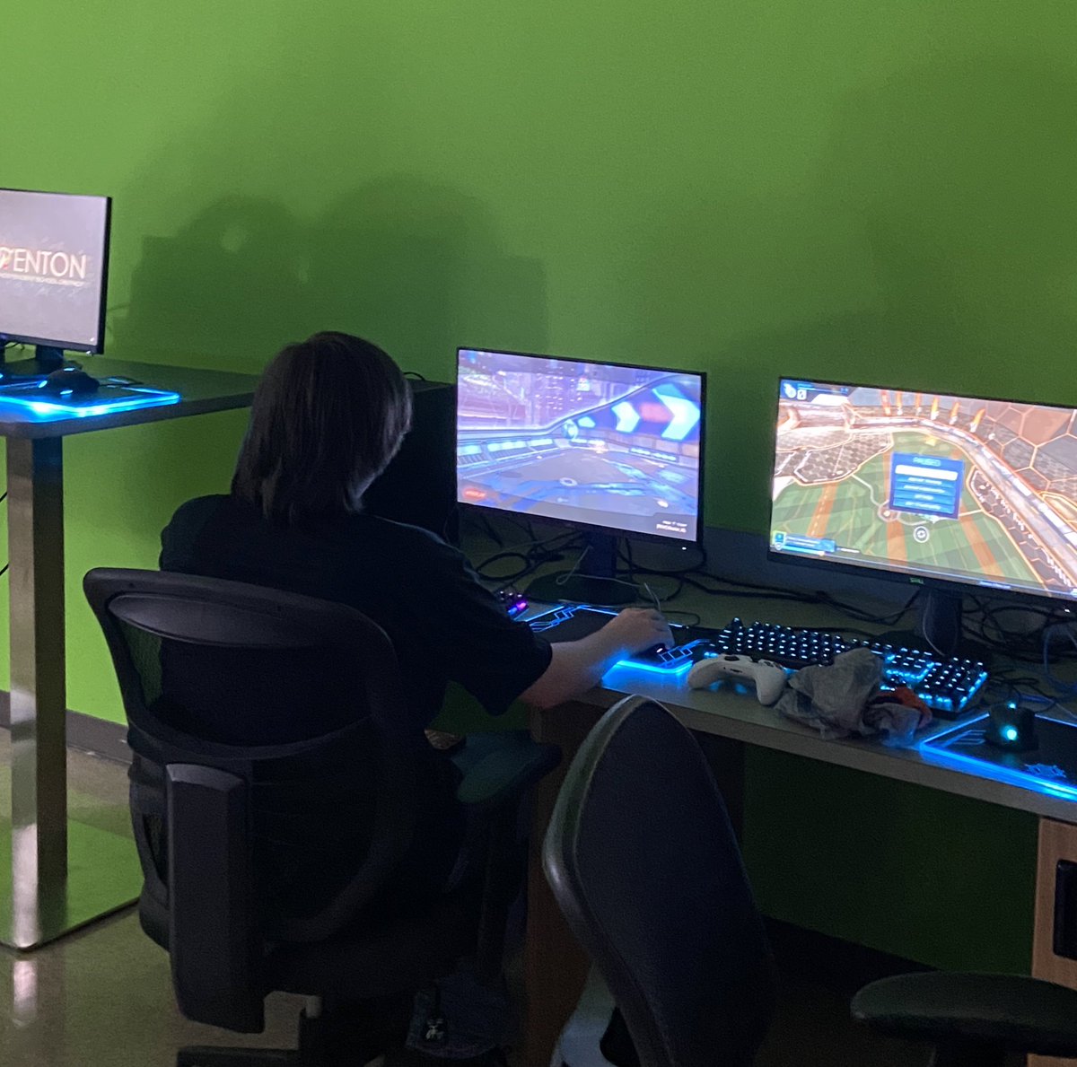 EsportsGuyer's tweet photo. 🎥 BTS
-
Rocket League team practice and pictures! https://t.co/gFN16aKF6v