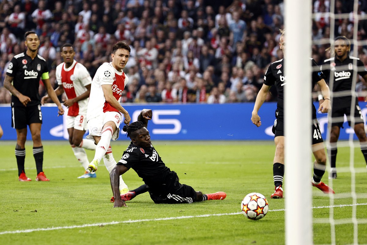 ChampionsLeague's tweet photo. 📸 Berghuis fires Ajax ahead! ⚽️

#UCL https://t.co/jKxlOrwwBH