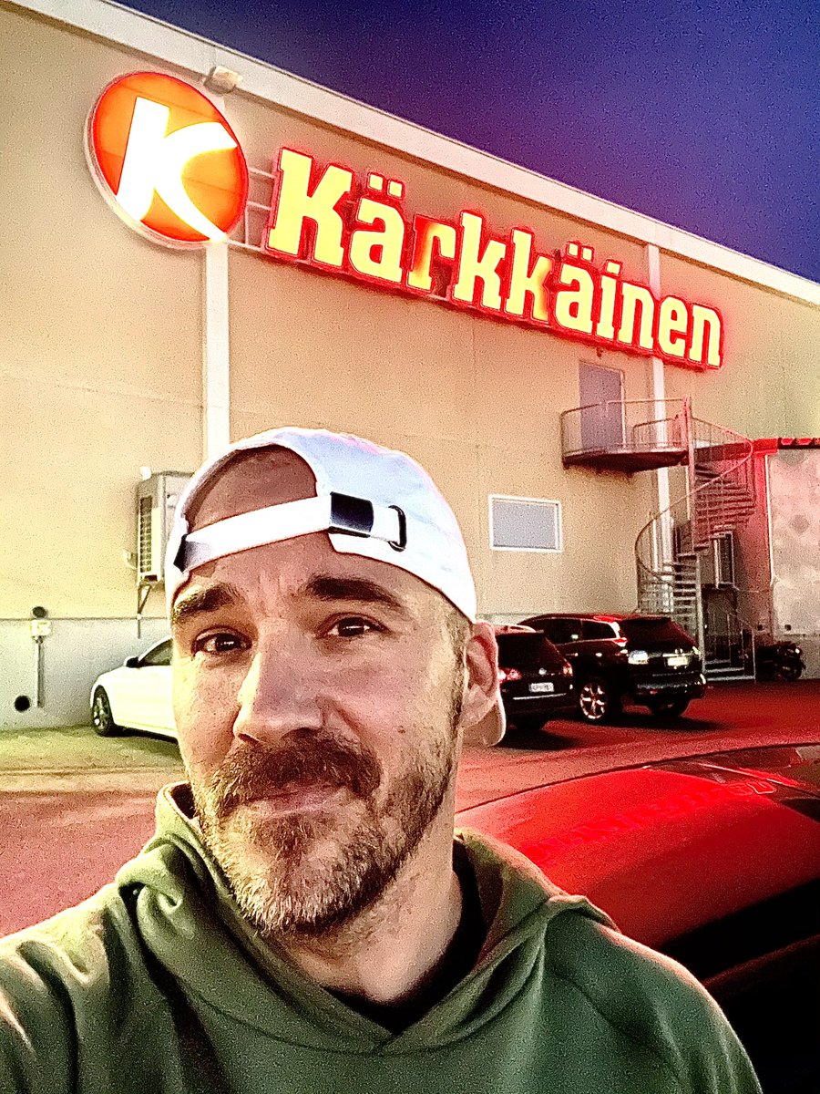 Valavuori's tweet image. Kärkkäinen oli yksi niistä kumppaneista, joka uskoi muhun ja Valavuori LIVE -shown lentoon alusta alkaen. Äsken leivottiin pitkä jatkosopimus, se palkitsee myös vieraat ja katsojat tasaisin väliajoin. Tästä kokonaisuudesta lisää tuota pikaa.