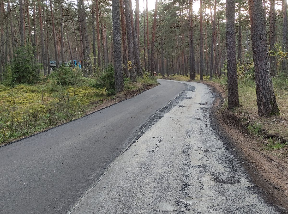 Spiaatie's tweet photo. @LVceli Vai tiešām nebija iespējams veikt koku izzāģēšanu pirms V10 seguma atjaunošanas? Vai ceļu būvē tā ir pieņemts, ka asfaltu aploka apkārt kokam? Kā šādā vietā vispār ir iespējams izveidot ceļa nomali? https://t.co/R0imJe3Dln
