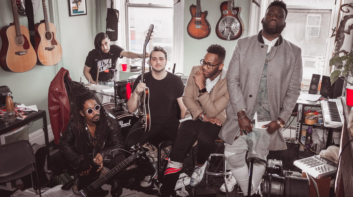 chorusfm's tweet photo. Oxymorrons at Riot Fest https://t.co/RJVgpRFCm2 https://t.co/n3r5RzXHQr