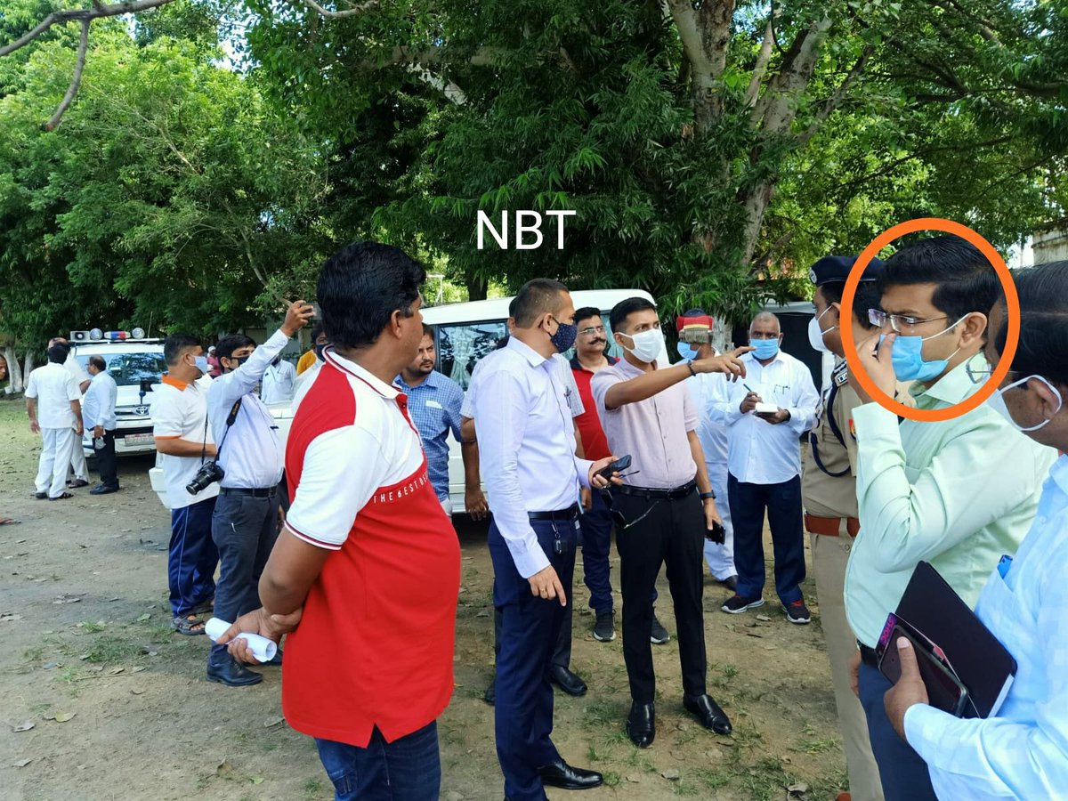 vis_journalist's tweet image. CM योगी आदित्यनाथ 30 सितंबर को कानपुर के DAV ग्राउंड में जनसभा करेंगे शहर में 72 घंटे का सफाई अभियान भी चल रहा है सारे अधिकारी आज ग्राउंड के निरीक्षण के लिए पहुंचे थे। गंदगी और बदबू के चलते नगर आयुक्त ने नाक दबा ली सफाई अभियान जारी है  #Kanpur #CivicProblems  @100rabhknews247