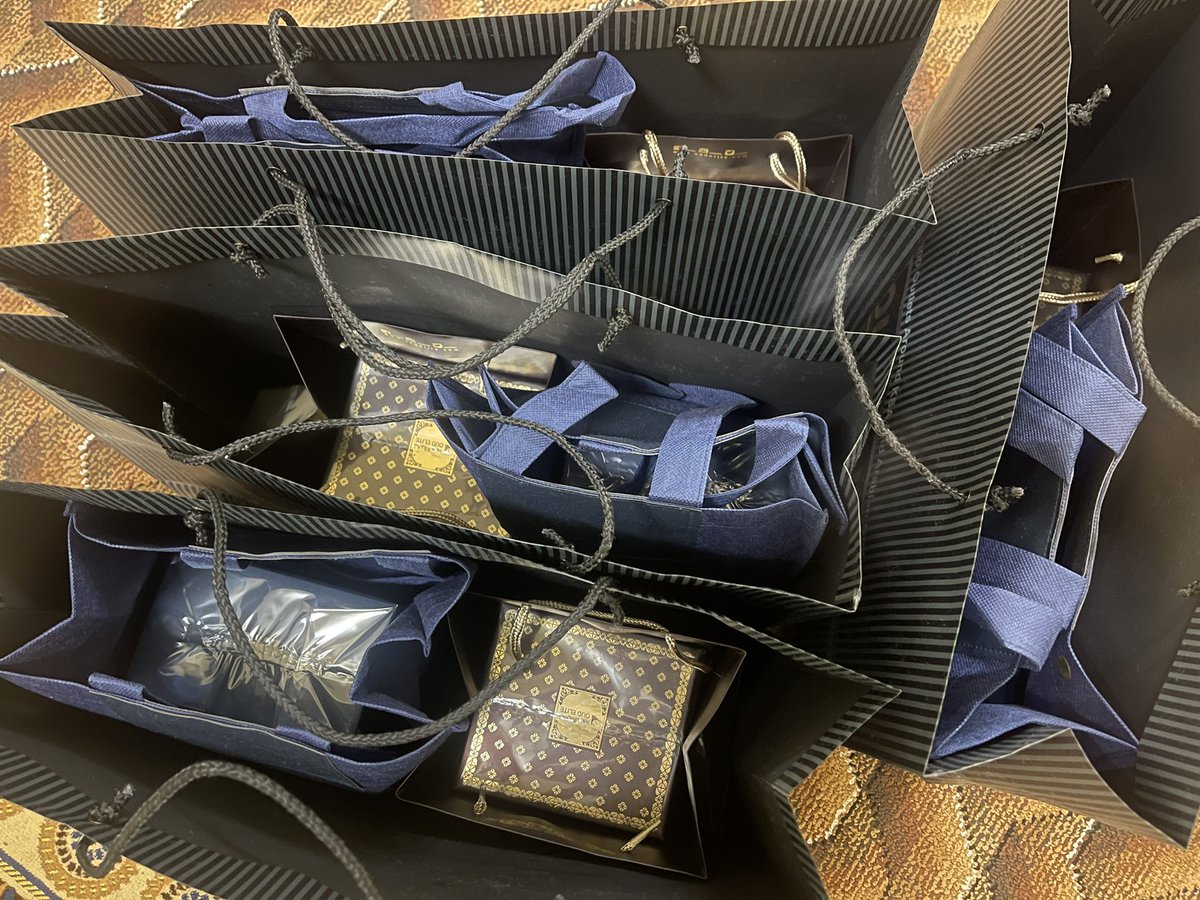 تشرفت اليوم بلقاء خليفة العبري واصدقائه الذين بادرو في حملة تنظيف احدى الاستراحات في #نيابة_الاشخرة في جلسة مليئة بالكثير من الافكار والابداعات والطموحات ..كم تم تكريمهم بهدايا مقدمة من سعادة العضو ورجل الأعمال حمد العلوي وإقامة مجانية من مدرسة نجوم المستقبل الكروية