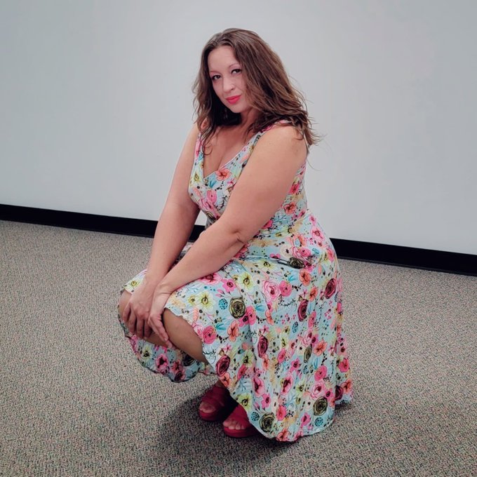 I don't think I get much more #milf than this! Who needs kisses from mommy? 💋 #sharethismilf #nikkissweetspot<a href="/tag/milf"class="tags">#milf</a><a href="/tag/curvy"class="tags"><span>#curvy</span></a><a href="/tag/pinklips"class="tags"><span>#pinklips</span></a><a href="/tag/bbw"class="tags"><span>#bbw</span></a><a href="/tag/tuesdaytease"class="tags"><span>#tuesdaytease</span></a><a href="/tag/badgirl"class="tags"><span>#badgirl</span></a><a href="/tag/legsspread"class="tags"><span>#legsspread</span></a>