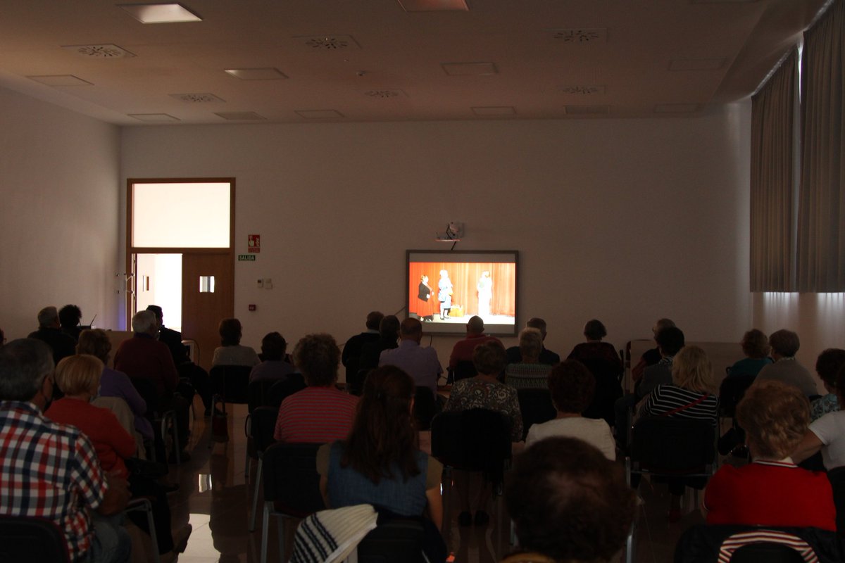 Muchas gracias a la Asociación de Mayores Andariego de Huelva por venir hasta Salamanca y presentarnos su obra 🎭

La proyección ha sido todo un éxito!! 🥳👏🏼

Nos vemos mañana con más actividades, estad atentos 🎬👀