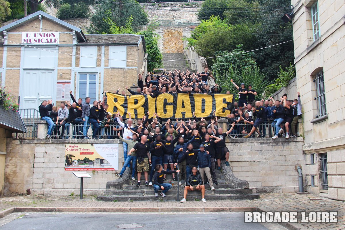 u1tramir's tweet image. Франция, атмосферный кадр фанатов Нанта из группировки «Brigade Loire» на выезде в Реймс / France, Reims-Nantes. «Brigade Loire» on tour. @UltrasFrance @UltrasMadeinFR