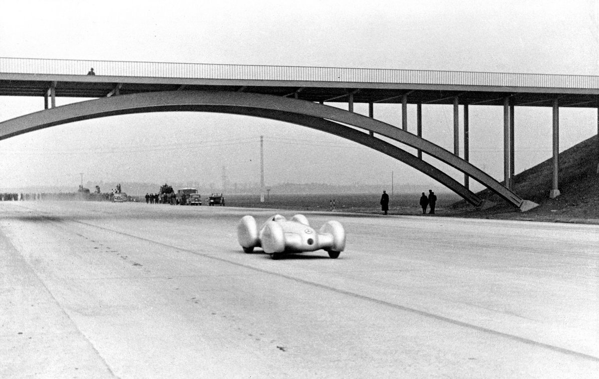 ErnstvAll's tweet photo. Ob im Silberpfeil-Formel-Renner oder im Weltrekordwagen - Rudolf #Caracciola (genannt #Carratsch - Rennfahrer mit Milchbubi-Gesicht), war Europas erfolgreichster Autorennfahrer vor dem Zweiten Weltkrieg.
https://t.co/6d3zbV6HJE https://t.co/GjrJFLzxN0