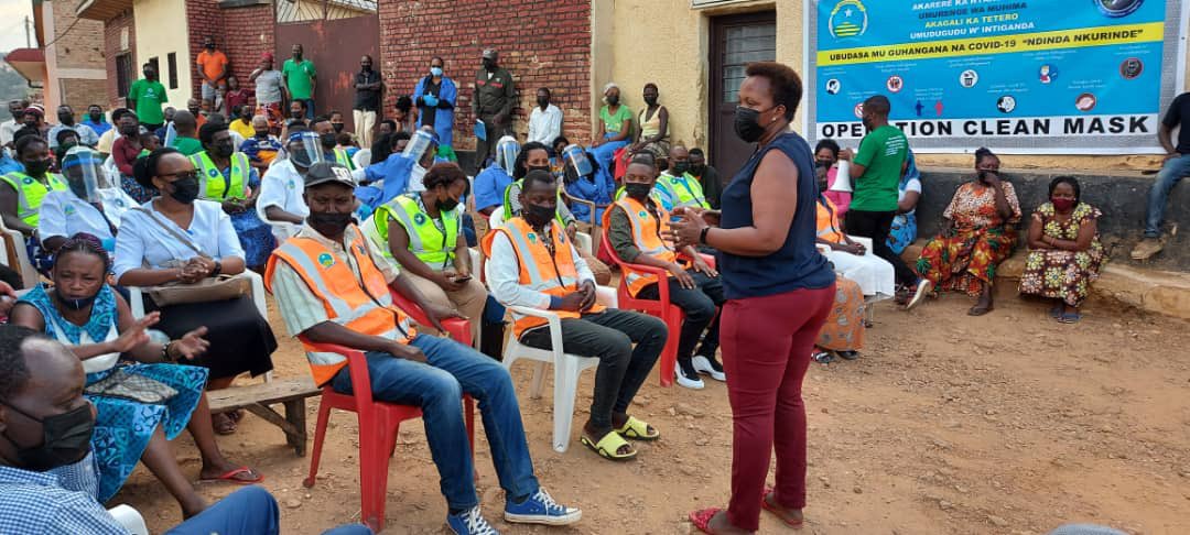 Teterocell's tweet photo. Uyu munsi muri #operationcovidfree @Teterocell hatangijwe Ubukangurambaga bwiswe “ISUKU Y’AGAPFUKAMUNWA” Cg“#OperationCleanMask” igamije gukangurira abaturage kwambara agapfukamunwa gafite isuku @RwandaLocalGov @gatjmv @CityofKigali @PudenceR @Rwandapolice @Nyarugenge https://t.co/mpuPQKWdDA