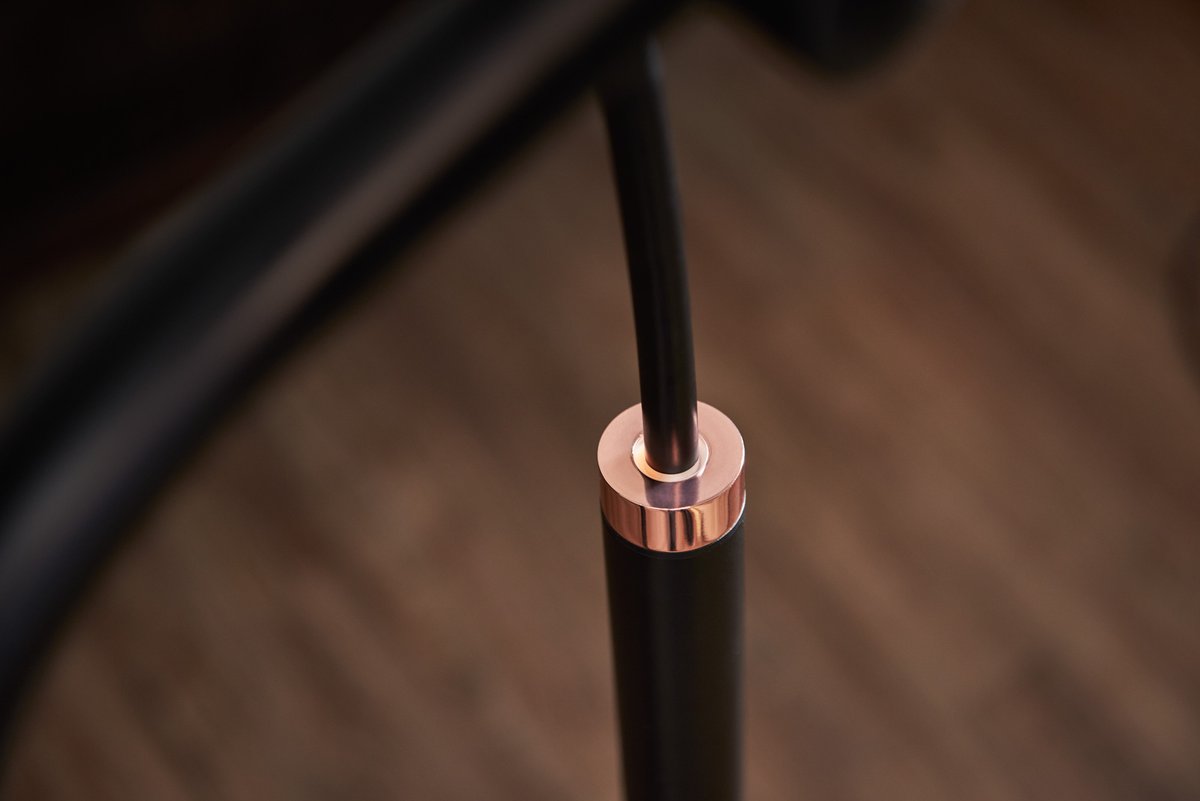 CandelaEstudioM's tweet photo. Si buscas adaptar un espacio de tu casa como tu lugar de descanso, HÉRCULES puede ayudarte a complementar la iluminación. 
Se trata de un luminario de piso que te permite ajustar fácilmente el punto de luz en la posición que necesites por medio del brazo articulado. https://t.co/VJMzecG7al
