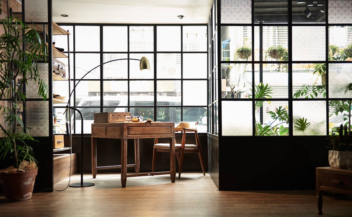 CandelaEstudioM's tweet photo. Si buscas adaptar un espacio de tu casa como tu lugar de descanso, HÉRCULES puede ayudarte a complementar la iluminación. 
Se trata de un luminario de piso que te permite ajustar fácilmente el punto de luz en la posición que necesites por medio del brazo articulado. https://t.co/VJMzecG7al