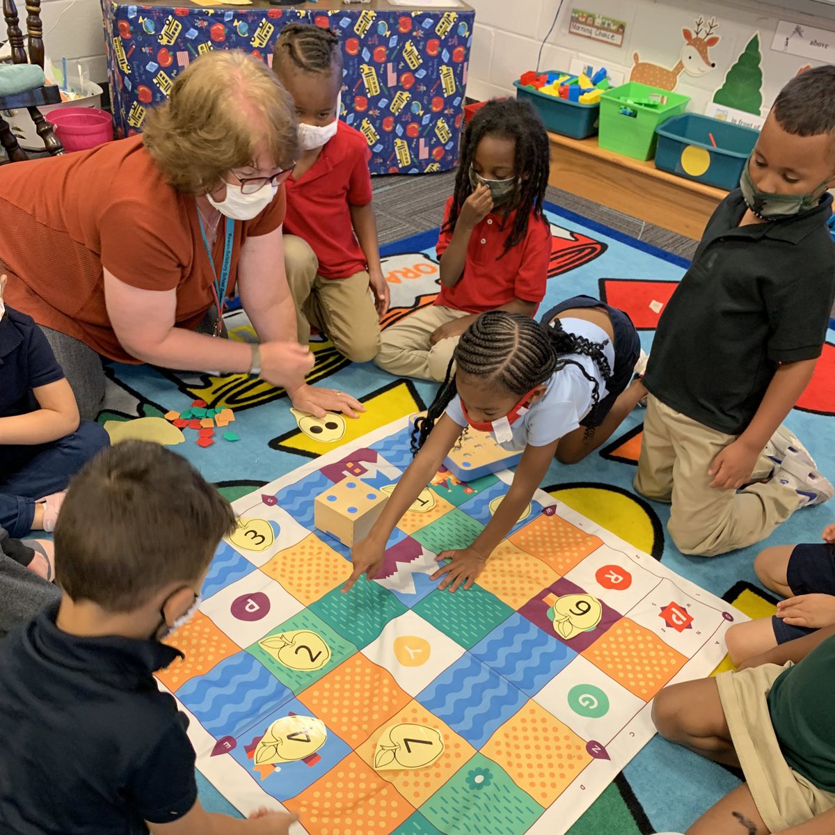 Our amazing <a href="/HDES_TF/">Tina Rutledge</a> showing our kinder Ss number recognition by coding using #Cubetto <a href="/primotoys/">Primo Toys</a> <a href="/HDBobcats/">Hanford Dole Bobcats</a> #DoleStrong💪
