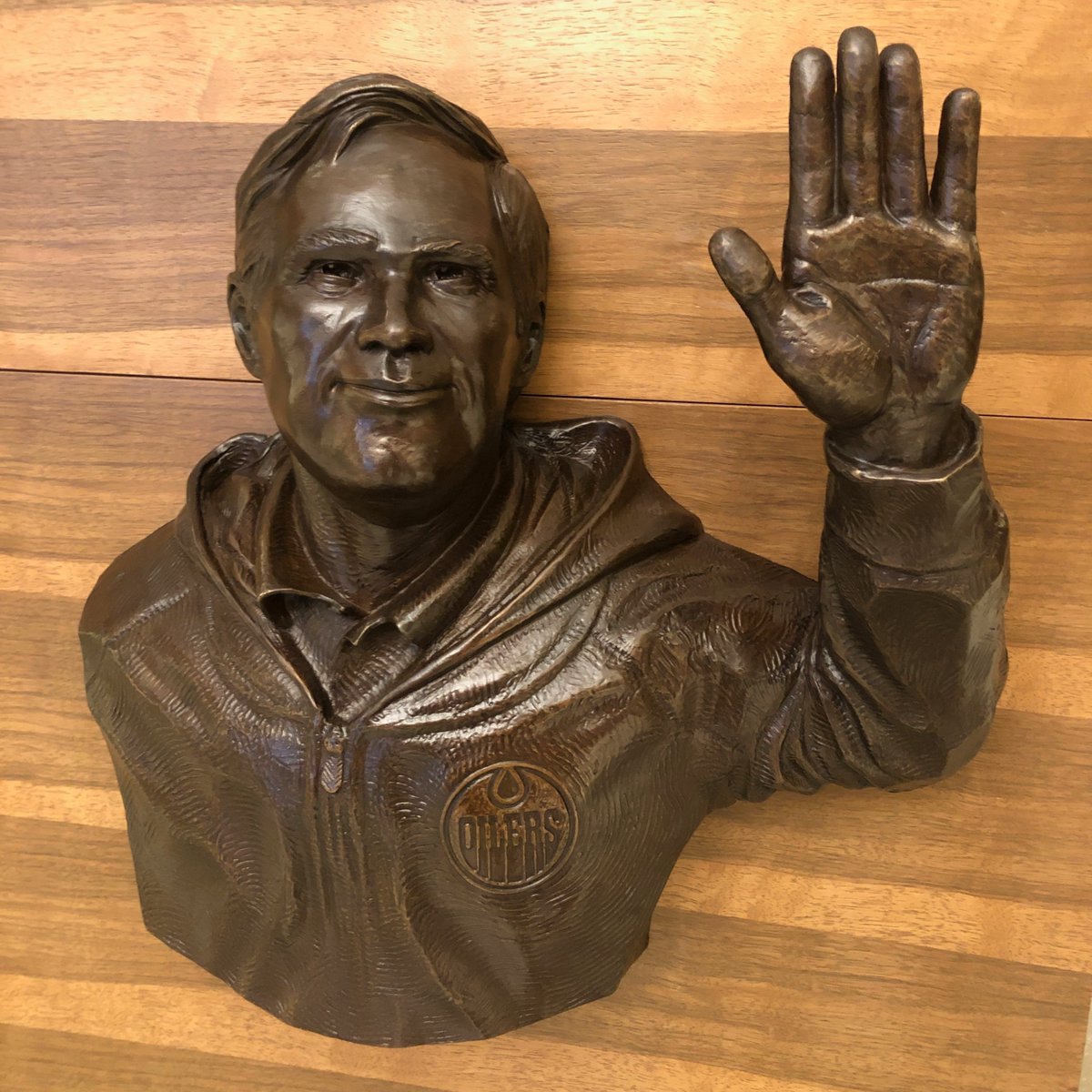 New addition to the #Oilers locker room.

Joey will be ready &amp; waiting for high fives every time the guys hit the ice. 🧡💙

#LetsGoOilers