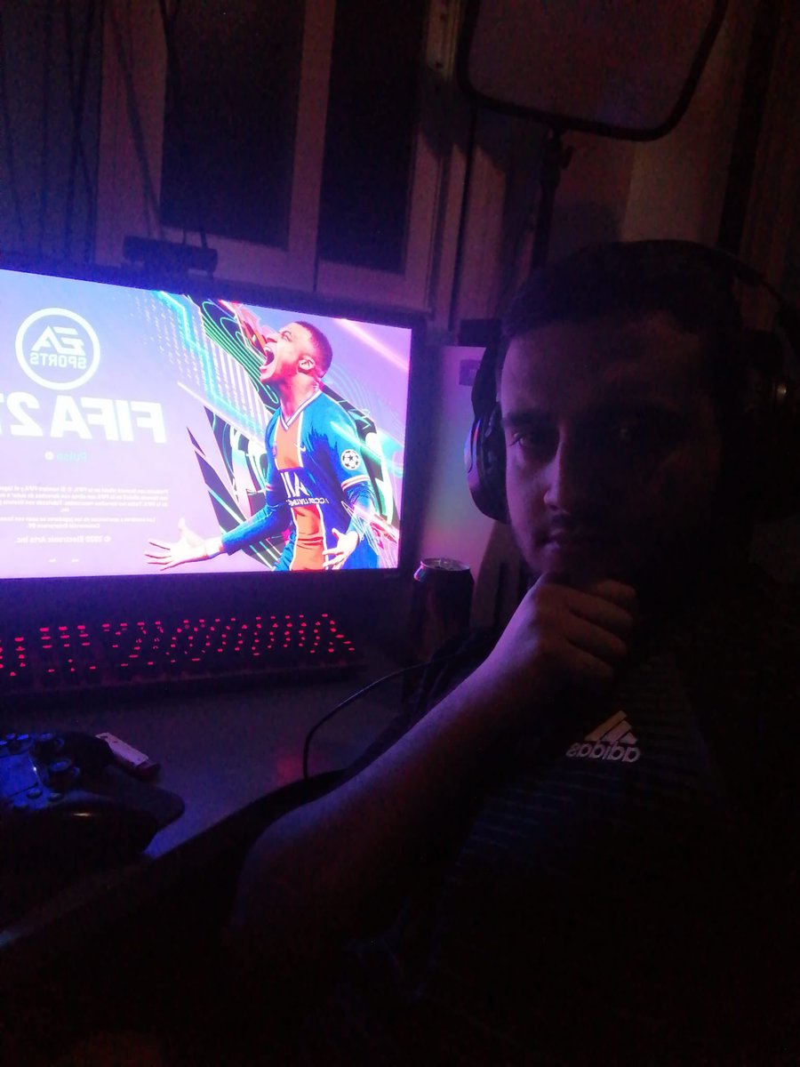 Baptistaooo's tweet photo. Ayer este hombre se descargó el FIFA 21 pensando que era el 22 y me envió una foto todo ilusionado con su nuevo juego. Lo que pasa a continuación es historia. Chillo https://t.co/LpDJ533Xj7