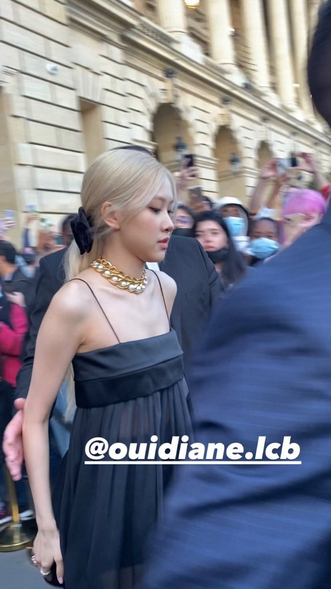 NumberOnesNews's tweet photo. IM HERE OMG SHE LOOKS AMAZING 

TOP 2 AND 5 WE CAN DO THIS HIGHER 🤸‍♀️

ROSÉ AT SAINTLAURENT PFW
#ROSÉxYSLParisFW #로제 https://t.co/AokFdef7wu