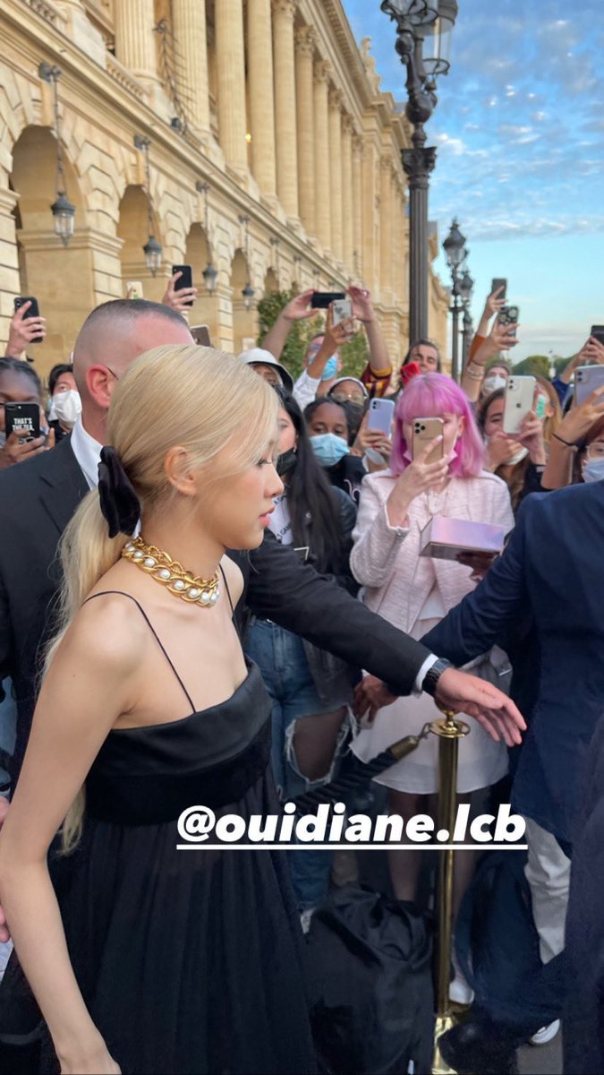 NumberOnesNews's tweet photo. IM HERE OMG SHE LOOKS AMAZING 

TOP 2 AND 5 WE CAN DO THIS HIGHER 🤸‍♀️

ROSÉ AT SAINTLAURENT PFW
#ROSÉxYSLParisFW #로제 https://t.co/AokFdef7wu
