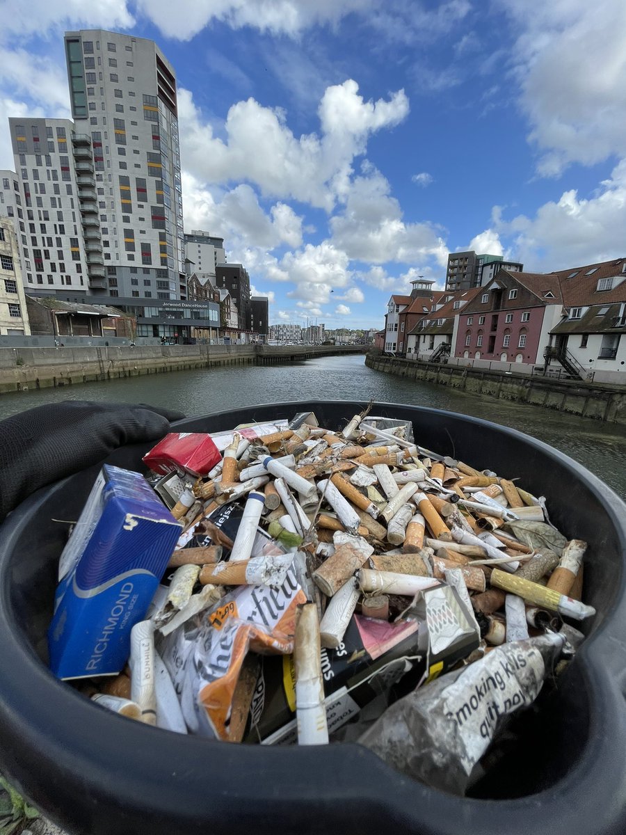 UKrubbishwalks's tweet photo. Just finished counting today’s batch of #cigarettebutts and I’ve cracked the 990,000 milestone! Less than 10,000 to collect to reach 1 million butts collected off the streets of #Ipswich. Sooooo close now!! 🚬🚯🗑💚🌍 #1millionbutts #blitzthebutt #smokinglitter https://t.co/tY1KiEsRpS