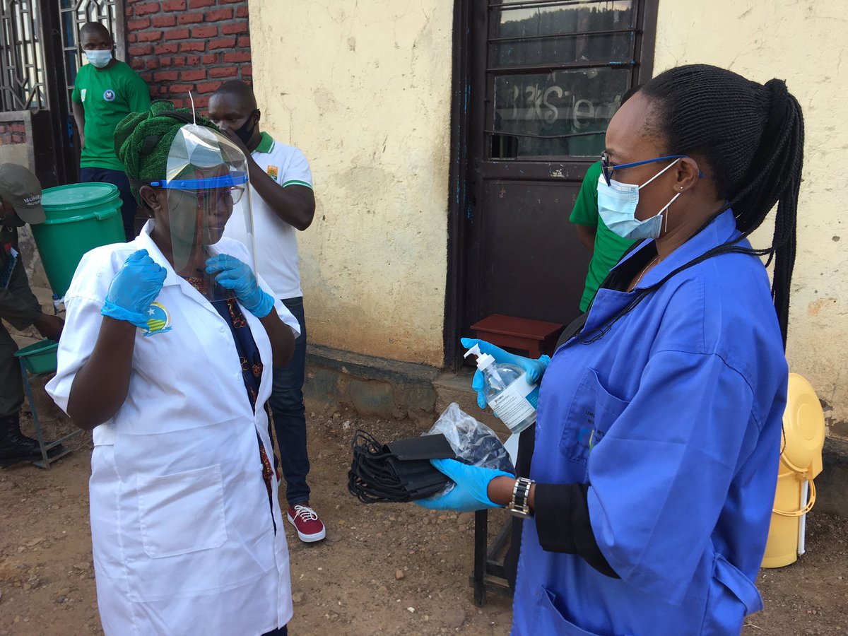 Teterocell's tweet photo. Iyi gahunda #OperationCleanMask Ije yiyongera kuzindi ngamba nyinshi zikubiye muri #Operationcovidfree zikomeje gukorwa n’abaturage b’@Teterocell mu @MuhimaRwanda @Nyarugenge @CityofKigali @RwandaLocalGov @Rwandapolice https://t.co/lgYBgKJMIz