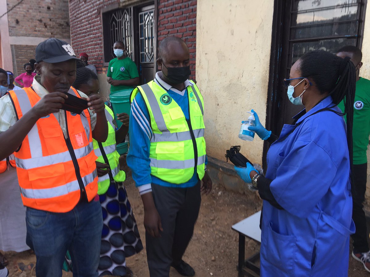 Teterocell's tweet photo. Iyi gahunda #OperationCleanMask Ije yiyongera kuzindi ngamba nyinshi zikubiye muri #Operationcovidfree zikomeje gukorwa n’abaturage b’@Teterocell mu @MuhimaRwanda @Nyarugenge @CityofKigali @RwandaLocalGov @Rwandapolice https://t.co/lgYBgKJMIz