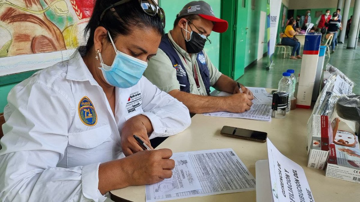 mineducacion_ve's tweet photo. Desde UENB José Ignacio Paz Castillo parroquia La Pastora, se cumple con éxito el 2do vértice “Amor para mi Maestro/a” del Plan Victoria Bicentenaria, a través de jornada médica, y consultas de traumatología, medicina interna y jornada quirúrgica. @NicolasMaduro @_LaAvanzadora https://t.co/gHnDspthlC