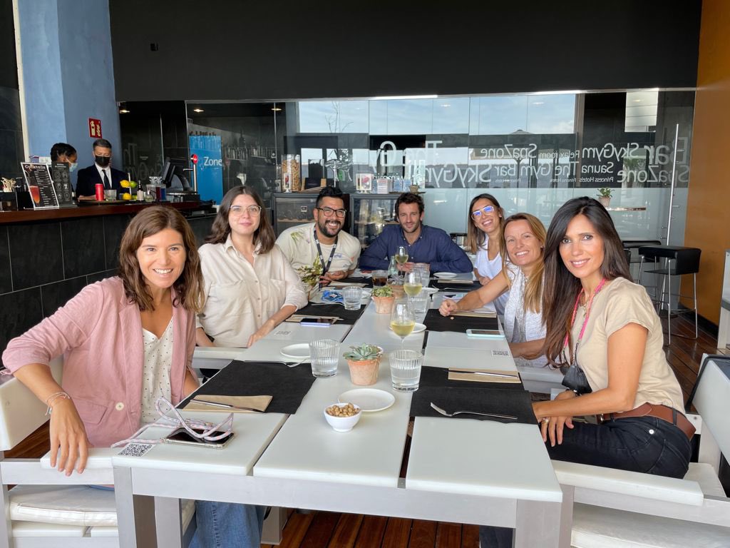 MartaAntunezBCN's tweet photo. Qué pena dejar marchar a una persona tan #crack y tan @guay como @angelasaor 🥺 El equipo de #WayraBarcelona te vamos a echar mucho de menos. Contenta que seguirás cerca y con nuevos retos! Te deseo todo lo mejor #WayraPower @WayraES @Wayra https://t.co/uhnUMhAait