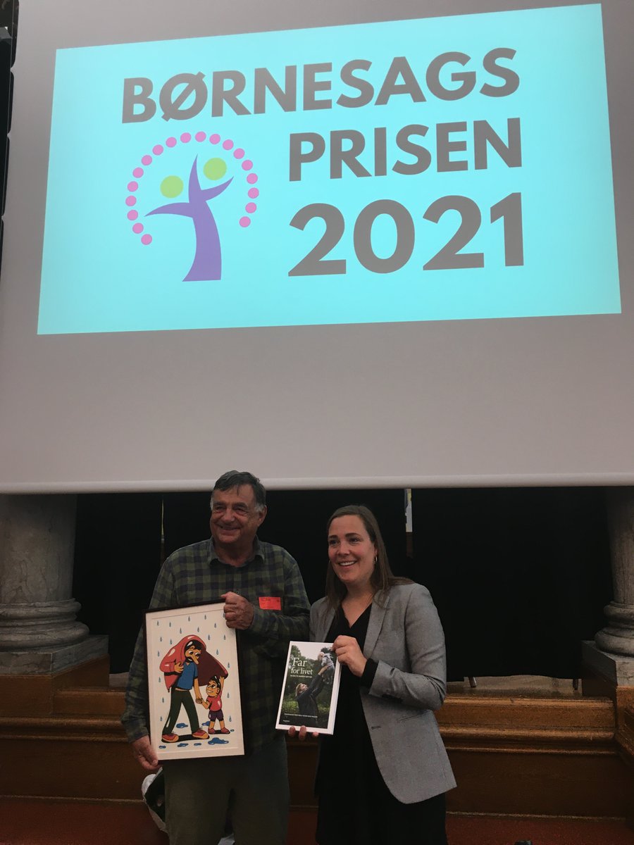 Forum for Mænds Sundhed (@sundmanddk) on Twitter photo Social- og ældreminister <a href="/Astridkrag/">Astrid Krag</a>
overrakte i dag Børnesagsprisen 2021 til
<a href="/Sv_Aa_Madsen/">Svend Aage Madsen</a> for hans store indsats for at øge forståelsen for fædres rolle for børn og børnefamiliers trivsel - stort tillykke! #børnesagsprisen21 #børneogungepolitiskhøring21 #dksocial Social- og ældreminister <a href="/Astridkrag/">Astrid Krag</a>
overrakte i dag Børnesagsprisen 2021 til
<a href="/Sv_Aa_Madsen/">Svend Aage Madsen</a> for hans store indsats for at øge forståelsen for fædres rolle for børn og børnefamiliers trivsel - stort tillykke! #børnesagsprisen21 #børneogungepolitiskhøring21 #dksocial