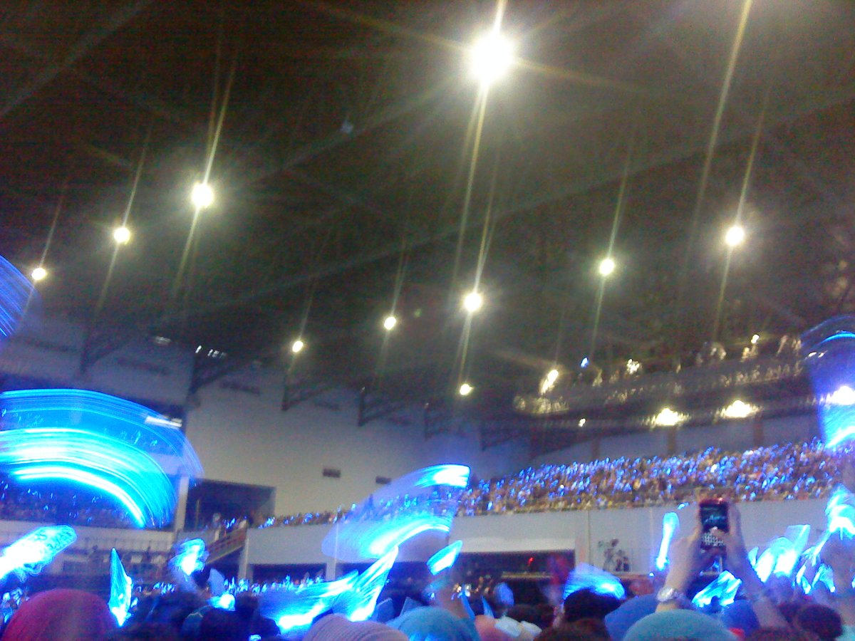 wardhanahmad's tweet photo. Membuka beberapa folder lama, nemu foto ini: #SS4INA, saat #SUPERJUNIOR @SJofficial pertama kalinya konser di Indonesia, tahun 2012, di MEIS, Ancol. Belum tahu cara beli tiket, akhirnya dapat yg berdiri, beli online (sempet dateng antre yg melegenda itu, tp tak membuahkan hasil) https://t.co/a3f44UzSK2