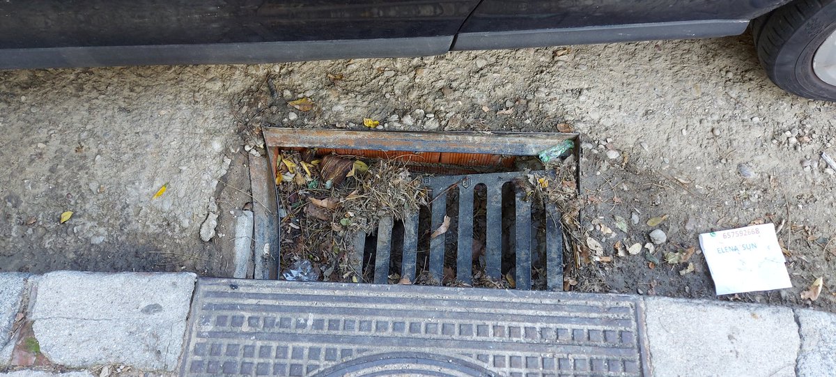 vicmer13's tweet photo. @Lineamadrid Usera,Moscardo, esquina C/Mariblanca 11 con Calesas 2 ,la alcantarilla está undida y es un peligro para los coches pues se les puede quedar la rueda enganchada ,a quien corresponda lo solucionen gracias https://t.co/xEsfIznqP6