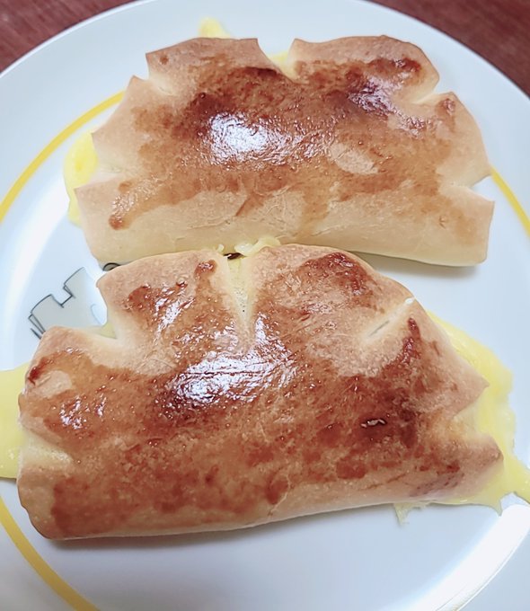 太陽の手の持ち主であるもちまる(妹)と一緒に作った時のクリームパン👌
焼いたらクリーム飛び出ました😂 