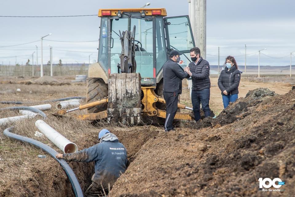 MartinPerezTDF's tweet photo. Con esta obra brindaremos 200 soluciones habitacionales ✅

Avanzaremos con la instalación de servicios de agua, cloacas, gas y cordón cuneta. 

Tenemos un Estado Nacional que se ocupa y nos acompaña en este desafío. https://t.co/1qHL7yuFfe