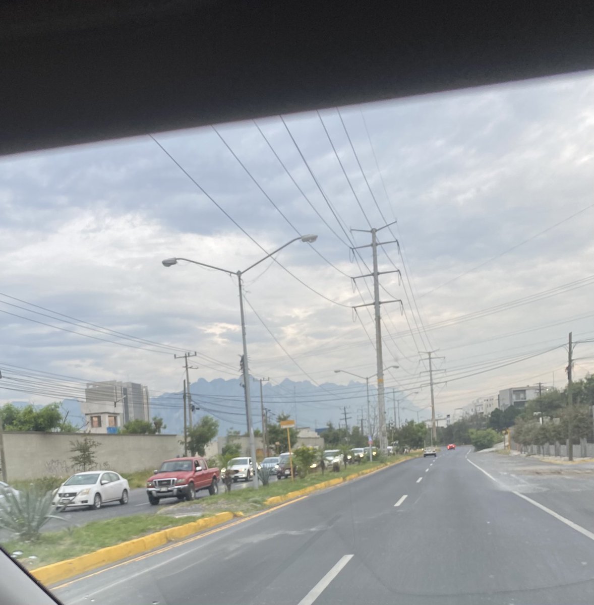 Lu3244's tweet photo. @Cicmty @spvmty en Ave Clouthier la fila llega hasta Colinas del Valle. Ni Aarón Saenz ni Blvd Rogelio Cantu tienen fila. El agente de tránsito que controla los semáforos está enterado? Ayuda porfa!! 🚗🚕🚙🚗🚕🛻 https://t.co/wW2s0EQLIn