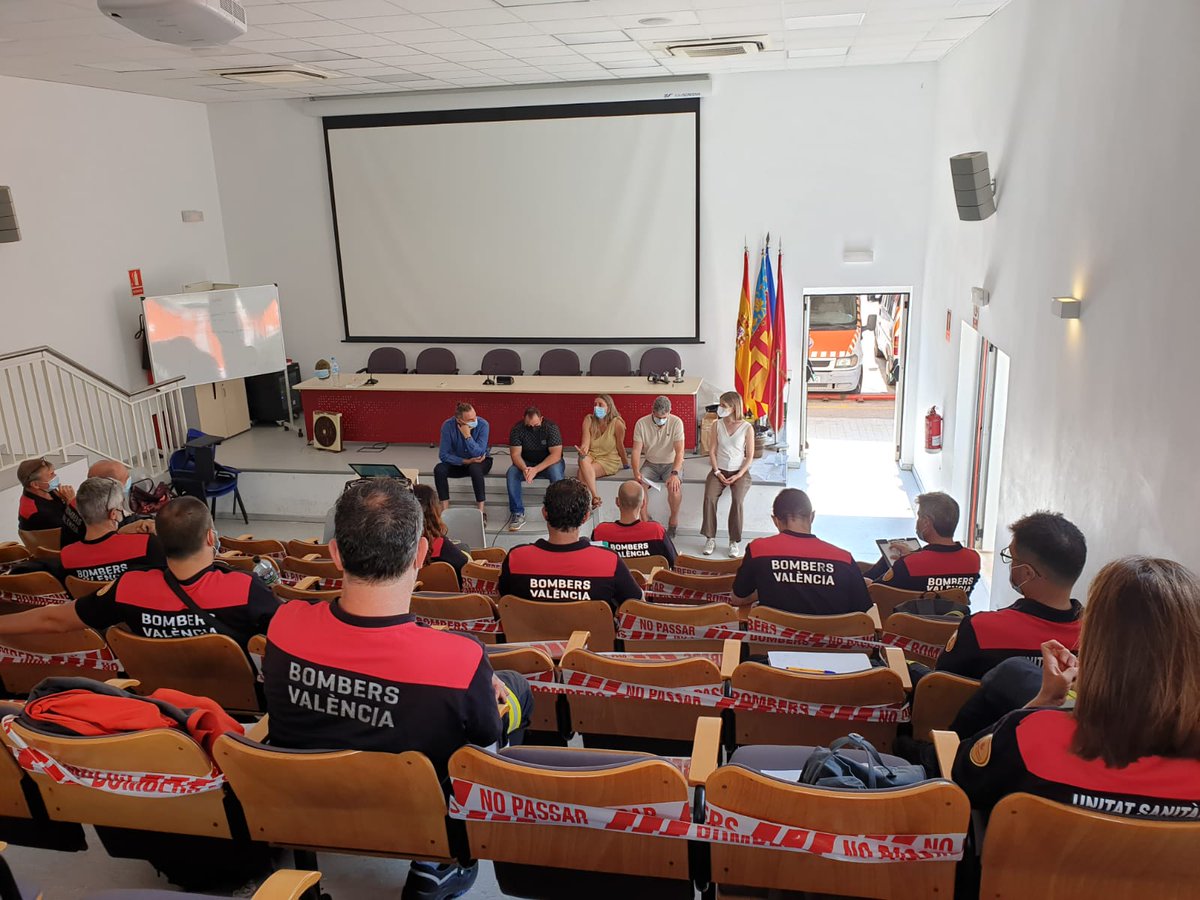 Creap_Valencia's tweet photo. 🧠✔️ #CreapValencia responde 

🤔Ronda de preguntas, cuestiones y debate sobre #prevenciondelsuicidio y #sensibilización

👉 Concluye así la jornada del martes con @bomberosvlc @its_grupo 

#Creap #SaludMental #SuicidePrevention #Prevenciónessalud https://t.co/Zc9TSV5HyJ