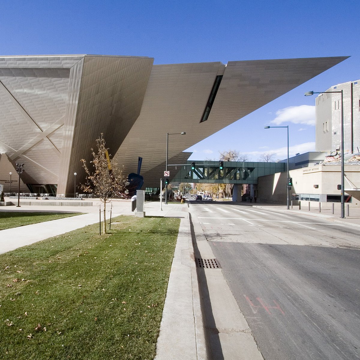 El Museo de Arte de Denver diseñado por Gio Ponti en 1971 y expandido por Daniel Libeskind en 2006 volverá a abrir después de una renovación a cargo de Machado Silvetti Architects y Fentress Architects. Los interiores fueron diseñados por OMA y los mexicanos Esrawe + Cadena.