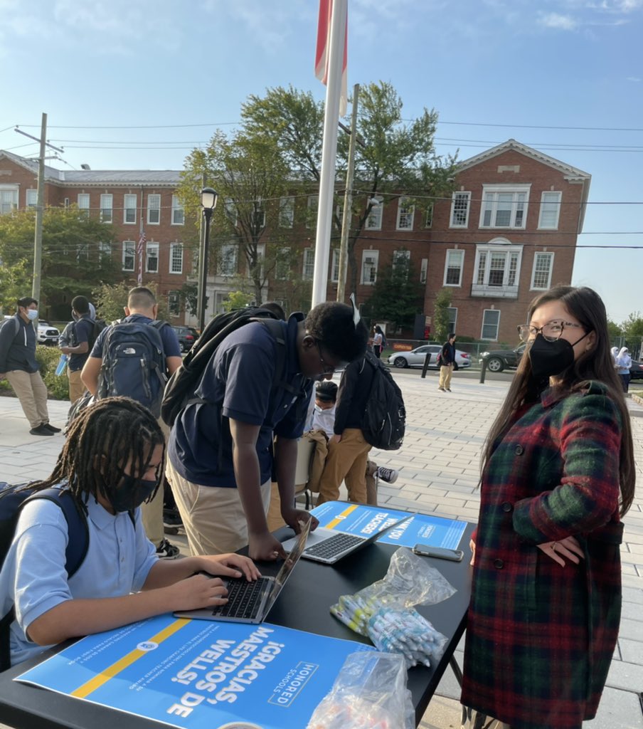 HonoredSchools's tweet photo. Some start their morning with coffee, we start ours by recognizing amazing  @IdaBWellsMS teachers with some grateful scholars! #HonorTeachers #DoTheHonors https://t.co/3QU89SDyHi