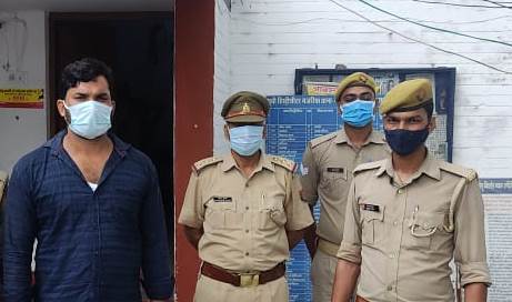gorakhpurpolice's tweet photo. #OperationHunt

#sspgorakhpur द्वारा चलाए जा रहे अभियान के तहत जनपदीय पुलिस द्वारा अभियुक्तगण 1.राहुल, 2. फजल, 3.विष्णु को किया गया गिरफ्तार।

@IPS_VipinTada
@dgpup
@diggorakhpur
@AdgGkr
#gorakhpurpolice https://t.co/mBaKyXDgHB